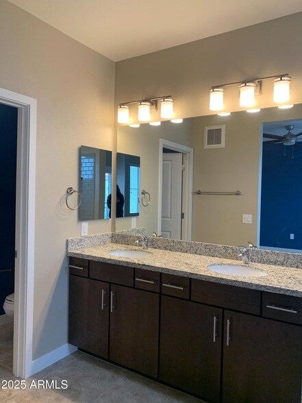 Building Photo - 2511 W Queen Creek Rd