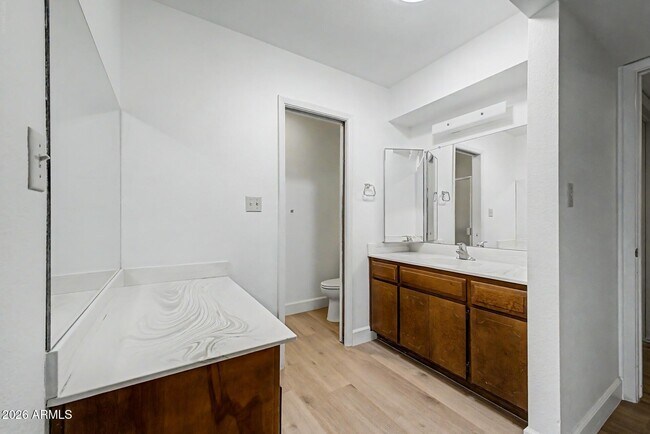 Building Photo - 5207 S Hazelton Ln