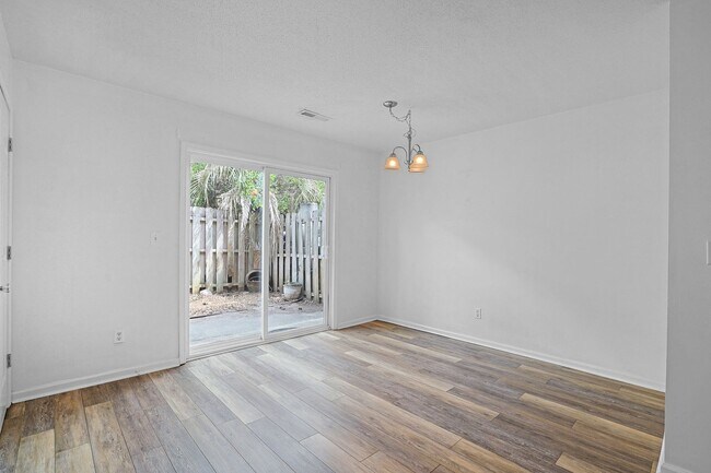 Building Photo - 705 26th Ave S
