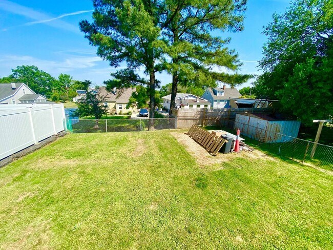 Building Photo - Charming 2 Bedroom/1.5 Bathroom Home with Large Backyard in Colgate, Baltimore, MD!