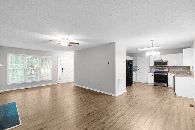 Building Photo - Spacious 2-Story Home with Finished Basement!