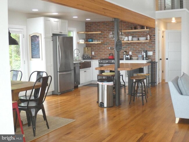 Building Photo - 3550 Bay View Dr