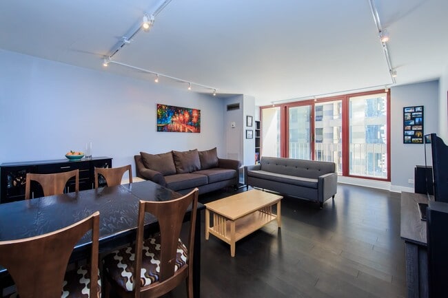 Primary Photo - 200 N Dearborn St