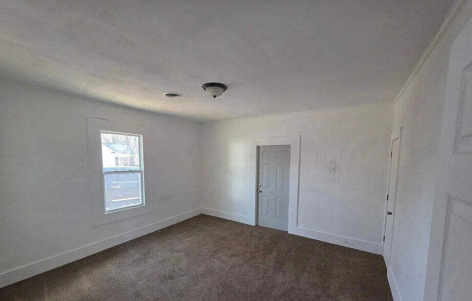 Building Photo - 572 2nd St