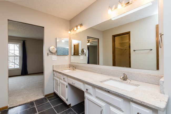 Building Photo - 6085 Tara Hill Dr