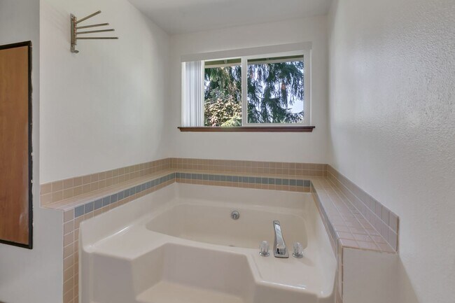 Building Photo - 3-bedroom, 2.5-bathroom home located in Fe...
