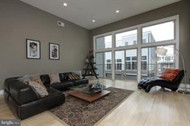 Building Photo - Manayunk Townhome with 2 Car Parking