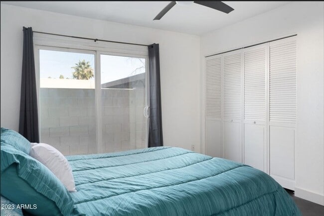 Building Photo - 2516 E 5th Pl