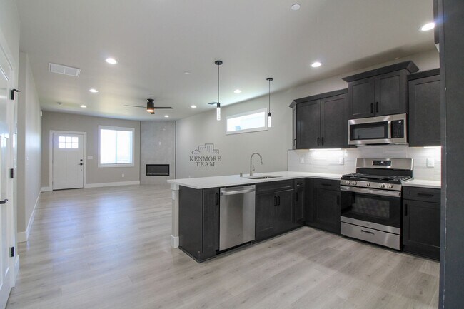 Building Photo - 3 Bedroom, 2.5 Bath Richland Townhome