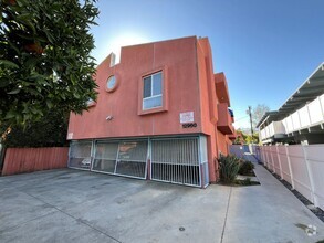 Building Photo - Pet Friendly, 3+2 w/balcony, parking + all...