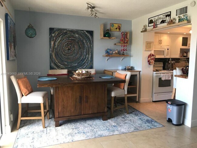 Building Photo - 320 S Surf Rd