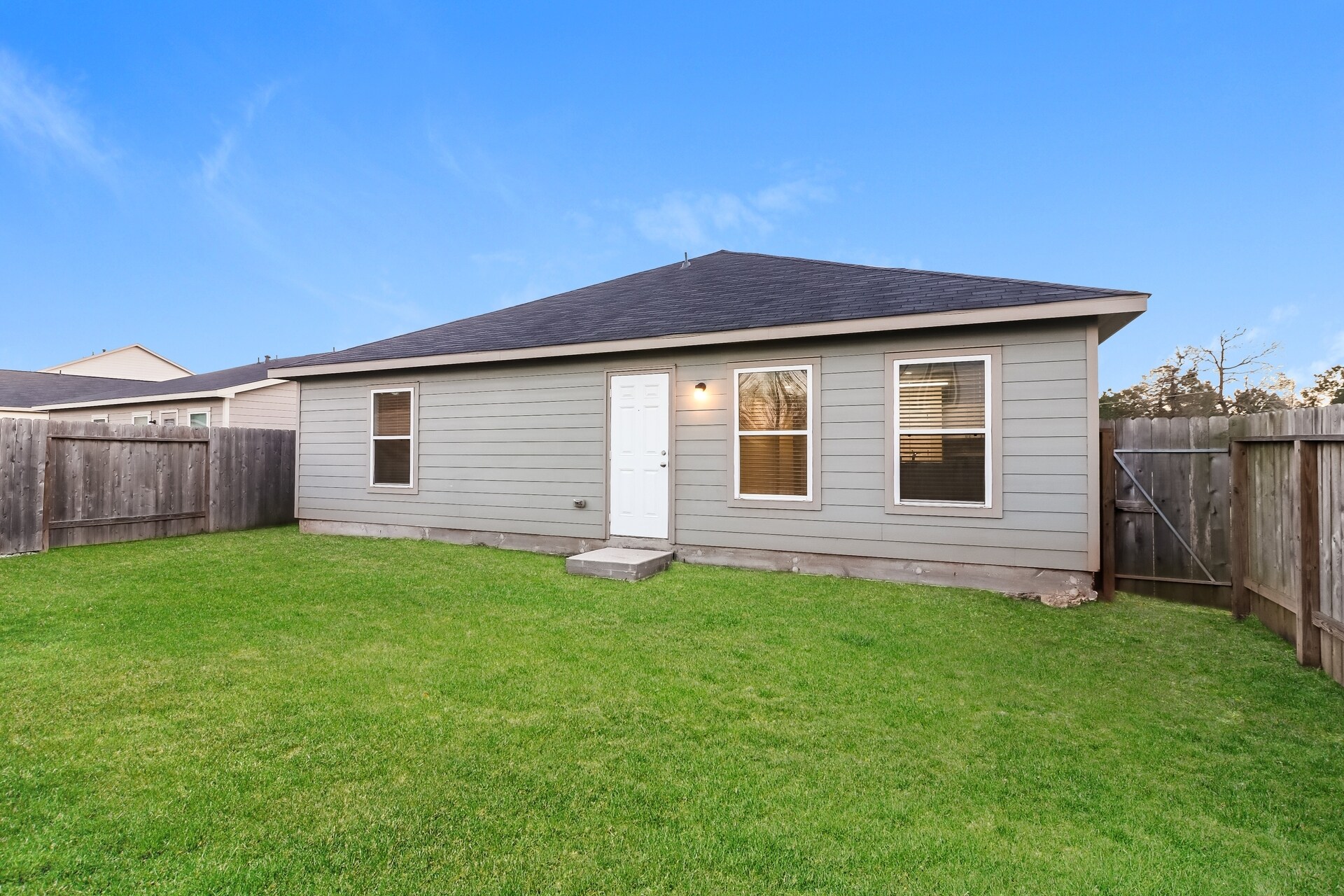 Building Photo - 10070 Cerritos dr