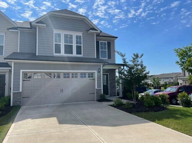 Building Photo - Like new 3 Bedroom townhouse with 2 car ga...