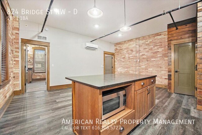 Building Photo - 824 Bridge St NW