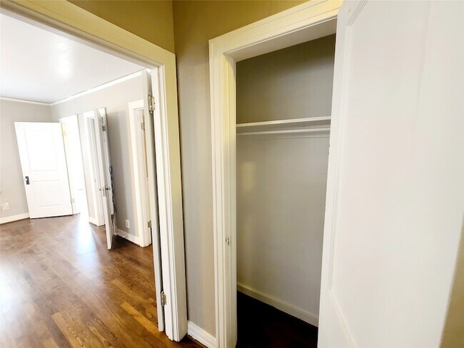 Building Photo - 5920 La Vista Dr
