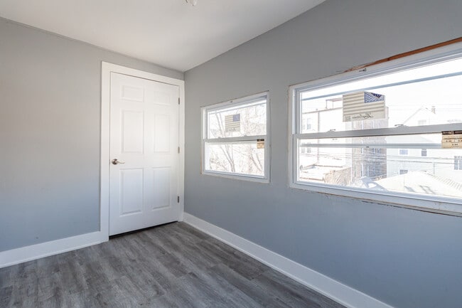 Building Photo - 2968 N Ridgeway Ave