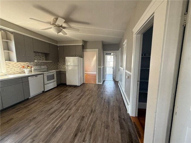 Building Photo - 10 Knight St