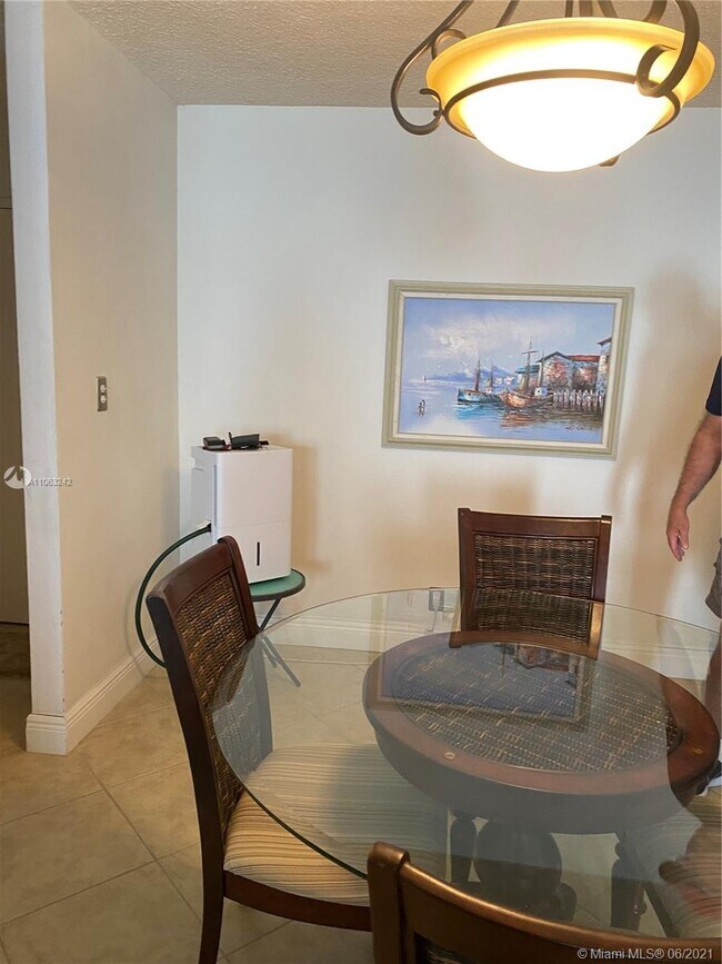 Primary Photo - 9225 Collins Ave