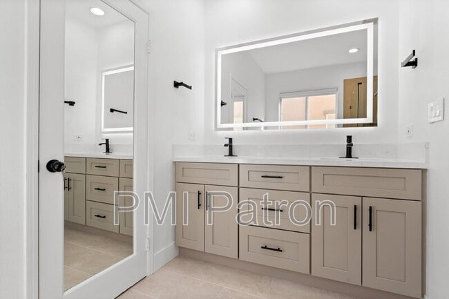 Building Photo - 356 W Weeping Willow Ave