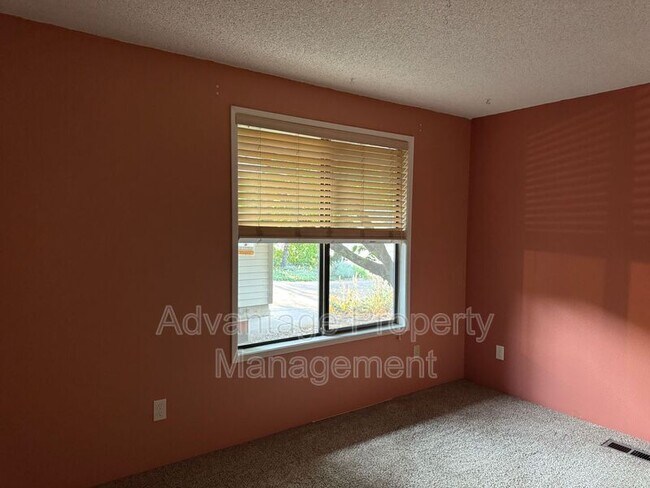 Building Photo - 1440 NW Meadowgreen Pl