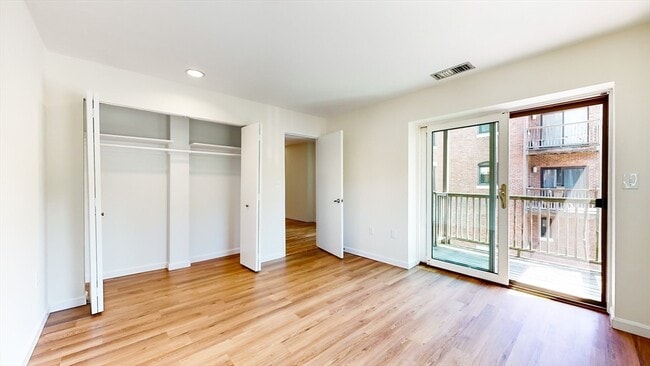 Building Photo - 102 Gainsborough St