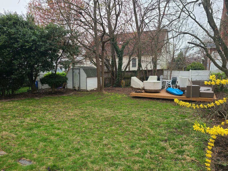 Backyard patio deck - 146 S Barton St