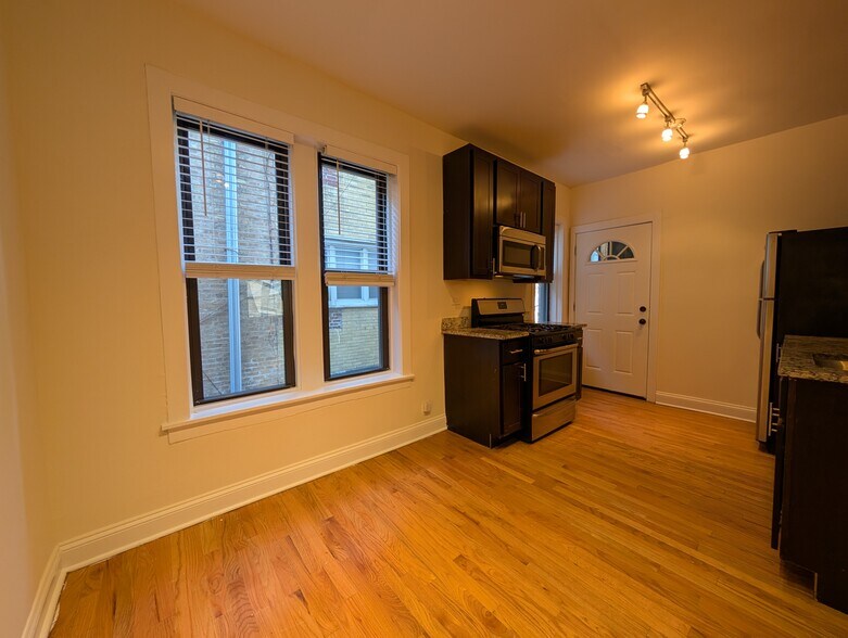 Building Photo - 4032 N Ashland Ave
