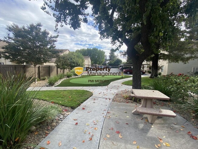 Building Photo - Coming Soon! 2 Bedroom Condo in Gated Community!