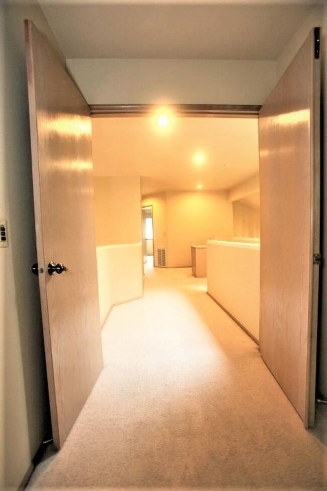Building Photo - Beautiful 2 Story 3 Bed 2.5 Bath in Sammamish