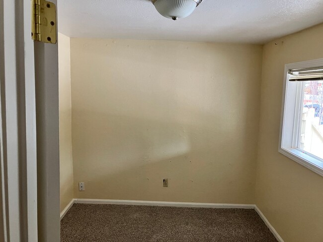 Building Photo - *LONG TERM RENTAL*