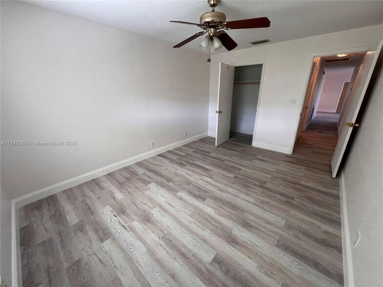 Building Photo - 820 SW 12th Ave