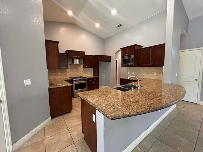 Building Photo - Beautiful home for rent in Visalia with a pool!