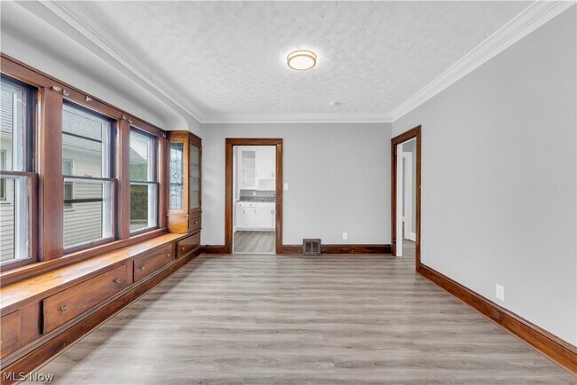 Building Photo - 10123 Greenview Ave
