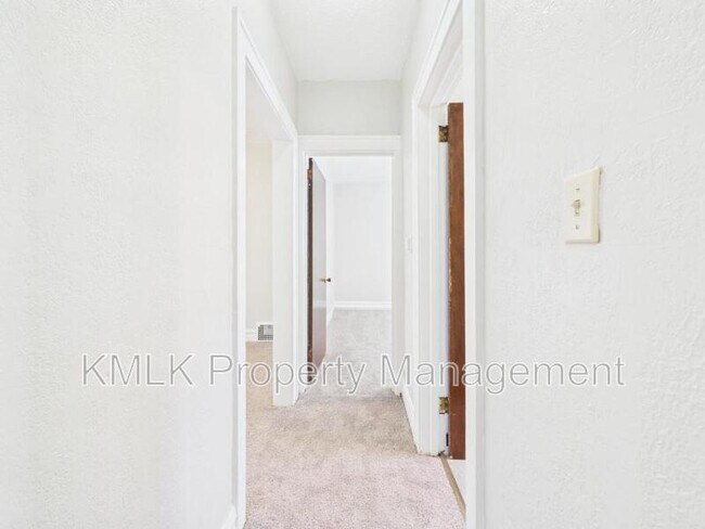 Building Photo - 533 Gage St