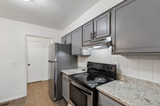 Building Photo - 3 bedroom 2.5 bath - NW Highway and Rockwell
