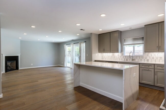 Building Photo - 4 Bed / 2 Bath Updated Redwood City Home w...