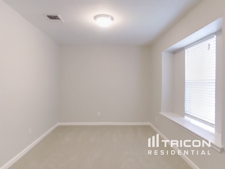 Building Photo - 9722 Spruce Ridge Dr