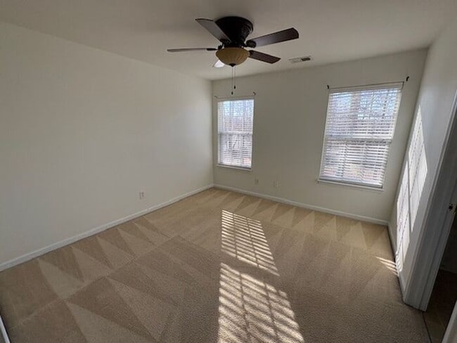 Building Photo - Cozy Living