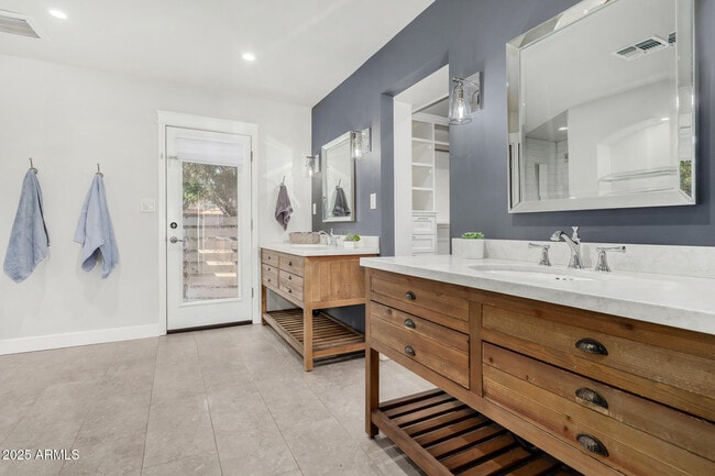 Building Photo - 3750 E Garden Dr