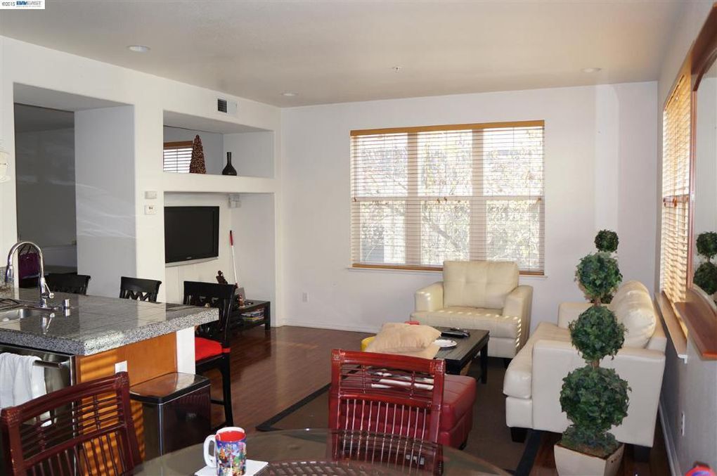 Building Photo - 367 Destino Cir