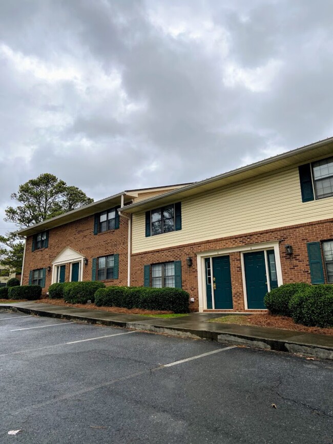 Building Photo - Briarwood Apartments