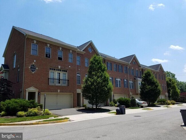 Building Photo - 5985 Meadow Brook Dr