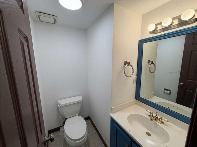 Building Photo - 1702 Pine Tree Dr