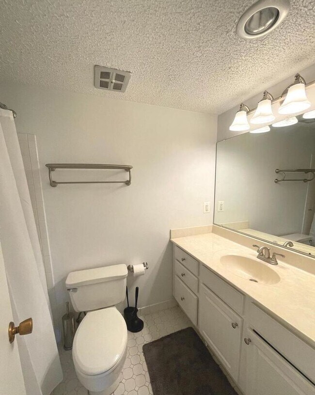 Building Photo - Beautiful 2BR 2BA top floor condo located across from Montgomery Mall