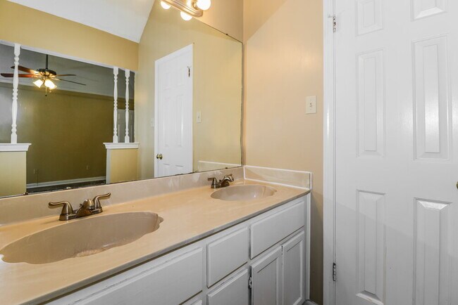 Building Photo - 7644 Valley Glen Dr