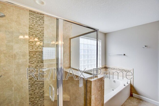 Building Photo - 813 Evelyn Way