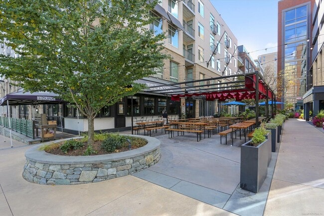 Building Photo - 11415 Commonwealth Dr