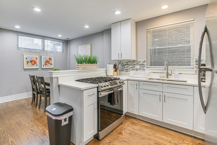 Building Photo - 2148 W Chicago Ave