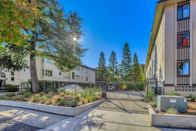 Building Photo - 1515 Floribunda Ave