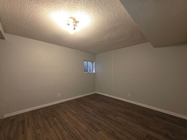 Building Photo - Great 3 Bedroom Townhouse In Aurora!